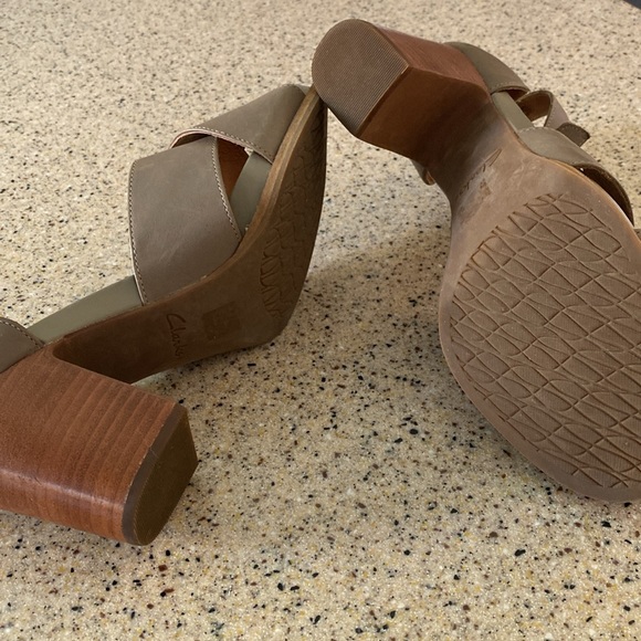 Clarks Artisan Leather Block Heel size 9 Excellent Condition in Taupe - Picture 8 of 9